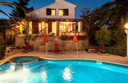 Seget Vranjica Villa | Villa Masha is a detached house, very finely accommodating 6 to 7 persons