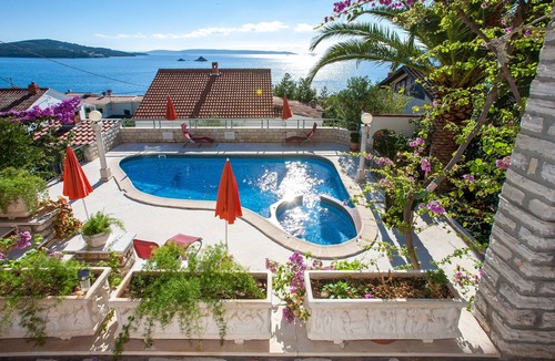 Seget Vranjica Villa | Villa Masha is a detached house, very finely accommodating 6 to 7 persons