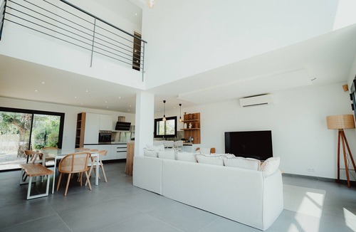 Sainte-Maxime - Saint-Tropez Villa | Villa 'Maures' with Shared Pool, Wi-Fi and Air Conditioning