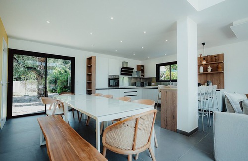 Sainte-Maxime - Saint-Tropez Villa | Villa 'Maures' with Shared Pool, Wi-Fi and Air Conditioning