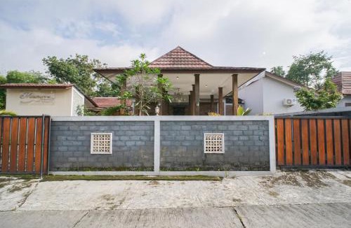 Klaten Villa | Villa Maurine Prambanan