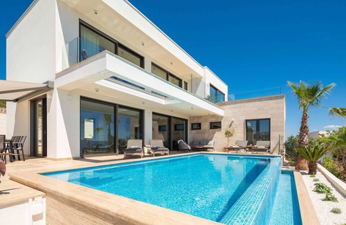Okrug Gornji Villa | Villa Maxime with Heated Pool