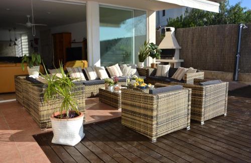 Sitges Villa | Villa Med A 2 kilometros andando de la playa, del puerto de Aguadoç y a 4 del centro de Sitges Muy Soleada todo el dia Capacidad superior a 16 personas NO REQUIERE COCHE