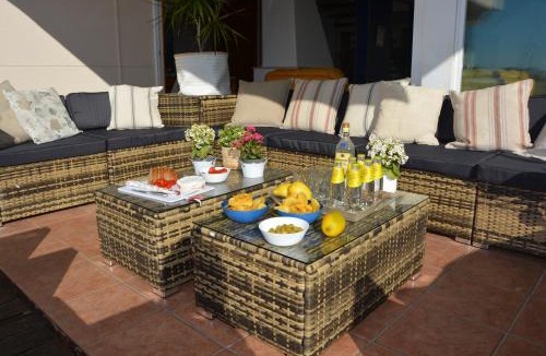 Sitges Villa | Villa Med A 2 kilometros andando de la playa, del puerto de Aguadoç y a 4 del centro de Sitges Muy Soleada todo el dia Capacidad superior a 16 personas NO REQUIERE COCHE