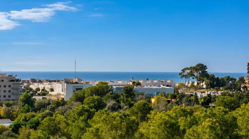 Sitges Villa | Villa Med A 2 kilometros andando de la playa, del puerto de Aguadoç y a 4 del centro de Sitges Muy Soleada todo el dia Capacidad superior a 16 personas NO REQUIERE COCHE