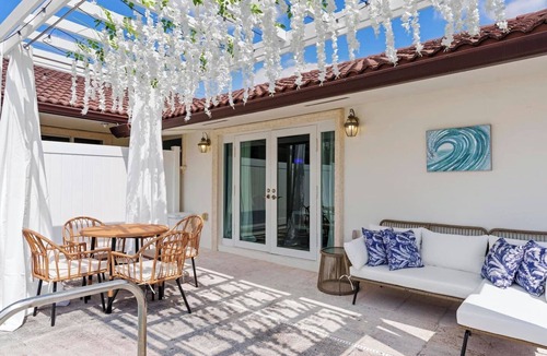 Ludlam House | Villa · Mediterranean Villa - Big Pool-Pool Spa BBQ Fits18