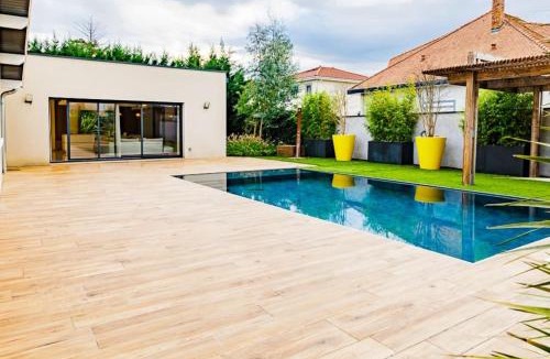 Pusignan Villa | Villa Meyzieu Grand Large