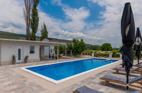 Donji Prolozac Villa | Villa Miki by Villas Guide
