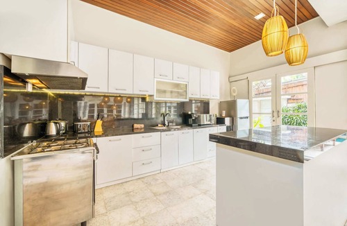 Batubelig Villa | Villa Milano - 6BDR, prime location, pool & garden