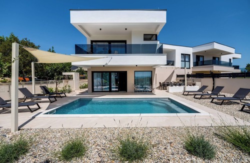Omisalj Villa | Villa Mirakul - New modern villa with pool, close to the beach
