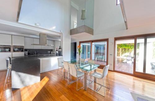 Guillena Villa | Villa Moderna Exclusiva con Jardín Privado La Villa de Sevilla