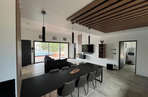 Les 3 Ponts Villa | Villa moderne piscine privative hauteurs de Nimes