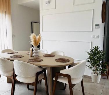 Pennautier Villa | Villa moderne privée avec piscine, vue montagne 3 chambres