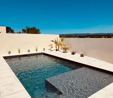 Pennautier Villa | Villa moderne privée avec piscine, vue montagne 3 chambres