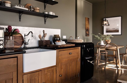 Glenlyon House | Villa Monte Lago - Pool, Jacuzzi, Sauna!