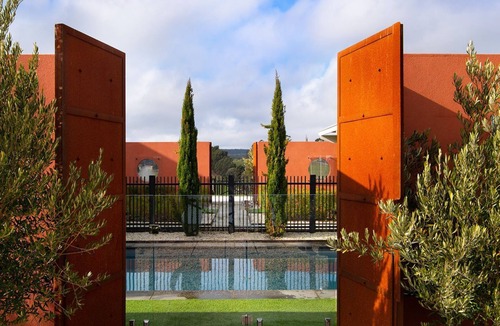 Glenlyon House | Villa Monte Lago - Pool, Jacuzzi, Sauna!