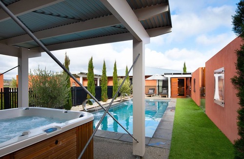 Glenlyon House | Villa Monte Lago - Pool, Jacuzzi, Sauna!