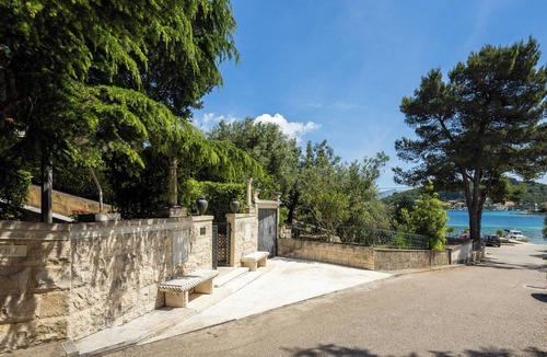 Cove Tri Zala (Zrnovo) Villa | Villa Nada Unique & Artistic
