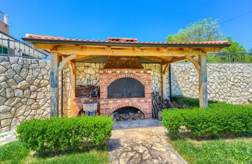 Ruzic Villa | Villa Nature's Embrace - Heated Pool, Jacuzzi & Padel