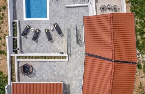 Drasnice House | „Villa No Stress“ mit Infinity-Pool by Interhome