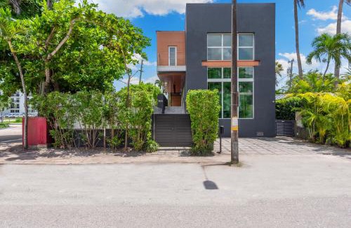 Northeast Coconut Grove Villa | Villa Nova