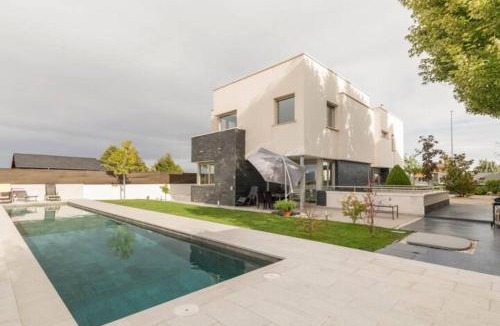 Villanueva del Pardillo Villa | Villa Oasis en Madrid con 3Hab, 4baños y elegante piscina