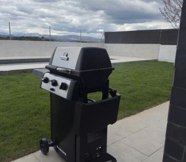Villanueva del Pardillo Villa | Villa Oasis en Madrid con 3Hab, 4baños y elegante piscina