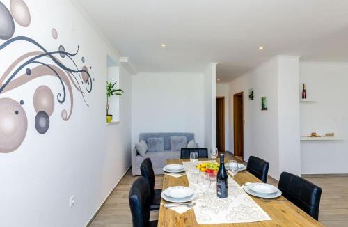 Popovici Villa | Villa Oasis Cypress - Three Bedroom Villa with Terrace and Swimming Pool