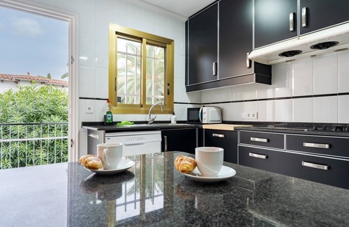 Salou Villa | Villa 'Oasis Salou Pool Beach and Bbq' with Sea View, Wi-Fi and Air Conditioning