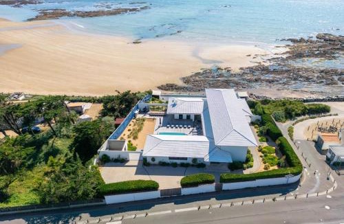 Bretignolles-sur-Mer Villa | Villa Océans Oceanfront Pool Spa Sleeps 15 in Bretignolles sur Mer