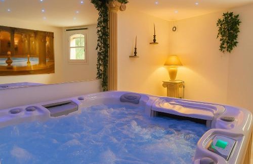 Vals-les-Bains House | Villa Ohna - Gîte Romantique avec Spa Privé