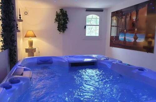 Vals-les-Bains House | Villa Ohna - Gîte Romantique avec Spa Privé