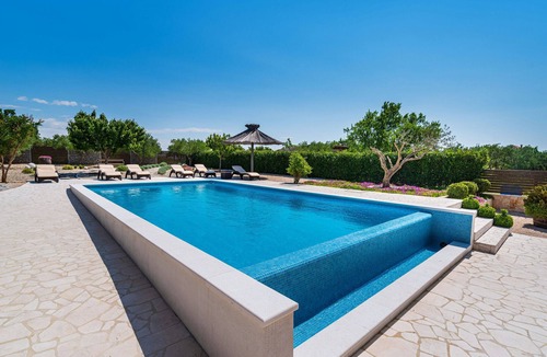 Pristeg Villa | Villa Olive Garden
