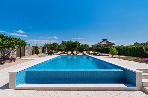 Pristeg Villa | Villa Olive Garden