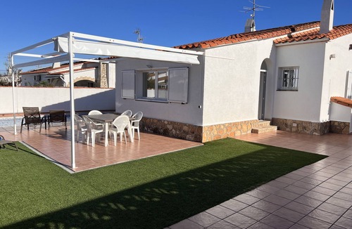 L'Escala House | VILLA OM 8 pax *Private Pool* Free AirAcon/Heating, Wifi, Sheets/Towels,