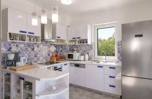 Cove Makarac (Milna) Villa | Villa on Brac Island near Beach & Pool