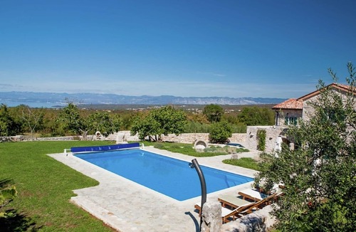 Malinska-Dubasnica Villa | Villa on Krk with Pool and Outdoor Kitchen