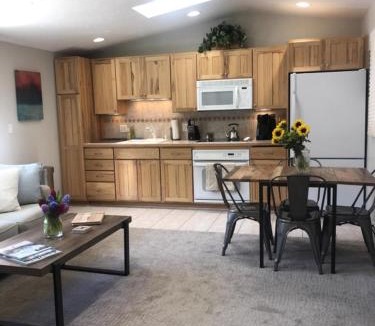 Redstone Apartment | Villa On The Boulevard