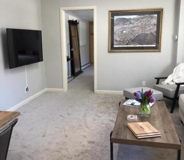 Redstone Apartment | Villa On The Boulevard
