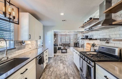 Georgetown House | Villa on Vine in Old Town. Walk to SWU and Square