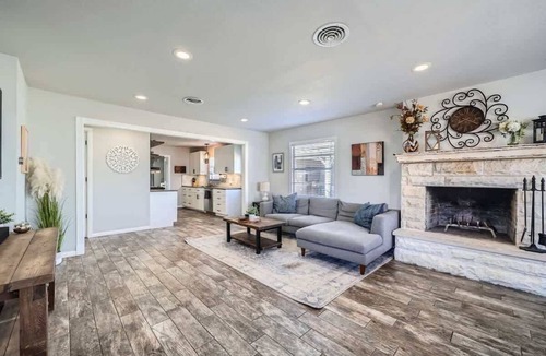 Georgetown House | Villa on Vine in Old Town. Walk to SWU and Square