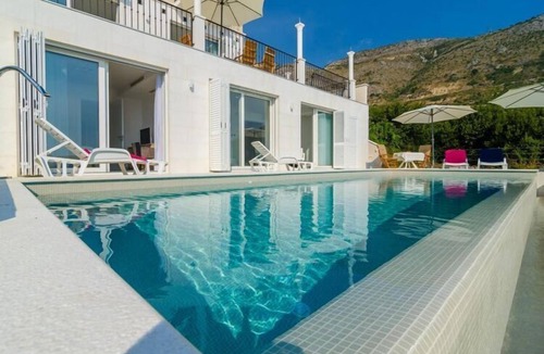 Plat Villa | Villa Orlando - Five Bedroom Villa with Swimming Pool and Sea View