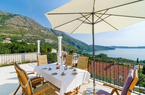 Plat Villa | Villa Orlando - Five Bedroom Villa with Swimming Pool and Sea View