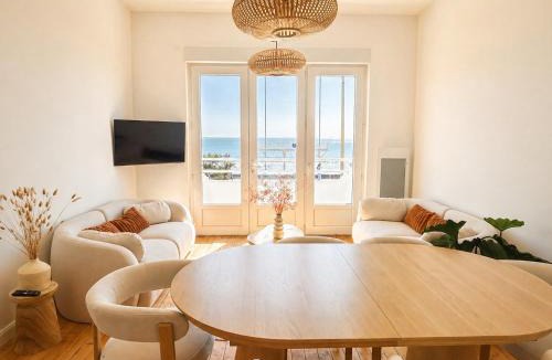 La Baule-Escoublac Villa | Villa Pacis rénovée - Face mer La Baule -15 pers - 5 suites avec SDB -Terrasse & BBQ sous les pins