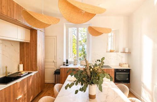 La Baule-Escoublac Villa | Villa Pacis rénovée - Face mer La Baule -15 pers - 5 suites avec SDB -Terrasse & BBQ sous les pins