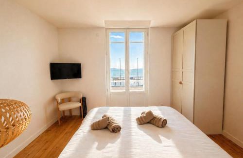 La Baule-Escoublac Villa | Villa Pacis rénovée - Face mer La Baule -15 pers - 5 suites avec SDB -Terrasse & BBQ sous les pins