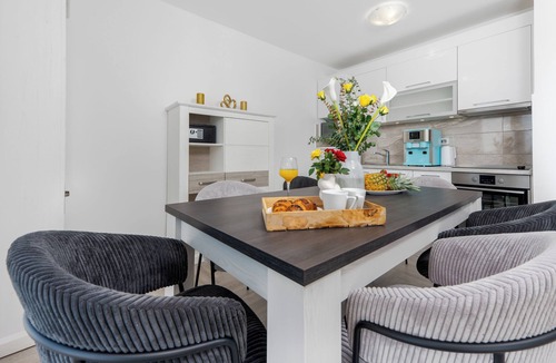 Cove Tri Zala (Zrnovo) Apartment | Villa Pape, Pape’s Horizon – Seaside stay with private pool & full-floor ease