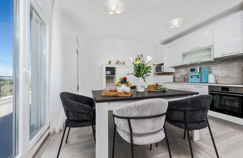 Cove Tri Zala (Zrnovo) Apartment | Villa Pape, Pape’s Horizon – Seaside stay with private pool & full-floor ease