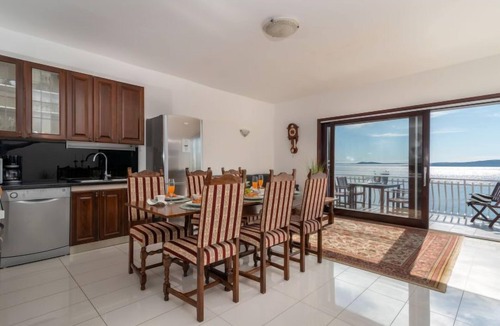 Okrug Gornji Apartment | Villa Pinia by Interhome