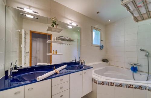Saint-Ismier Villa | Villa Piscine Eau Salée avec jeux multiples